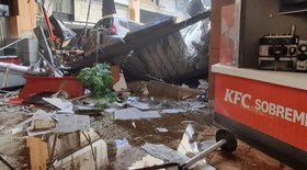 Teto desmorona, e carros caem dentro de shopping em Osasco