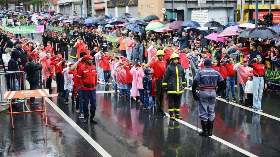Em 2022, mesmo com chuva, milhares de pessoas compareceram ao desfile