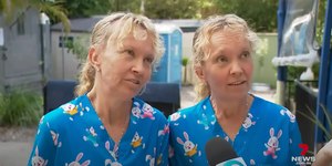 Gêmeas viralizam ao responderem juntas e de forma idêntica