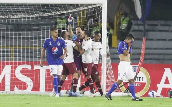 Titular? Herói na Libertadores, Fábio exalta superação do Fluminense