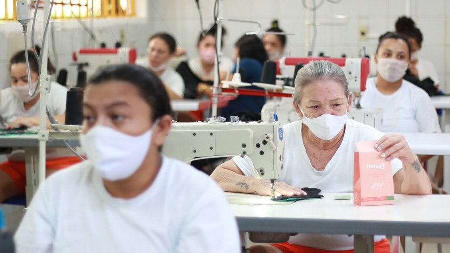 Projeto ensina mulheres encarceradas a produzirem o próprio absorvente