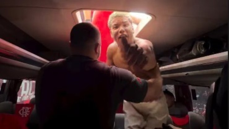 Torcedores do Flamengo invadem ônibus durante AeroFla; assista