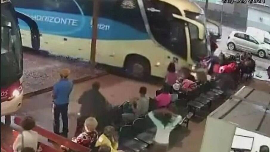 Ônibus perde controle e acelera sobre passageiros em Goiás