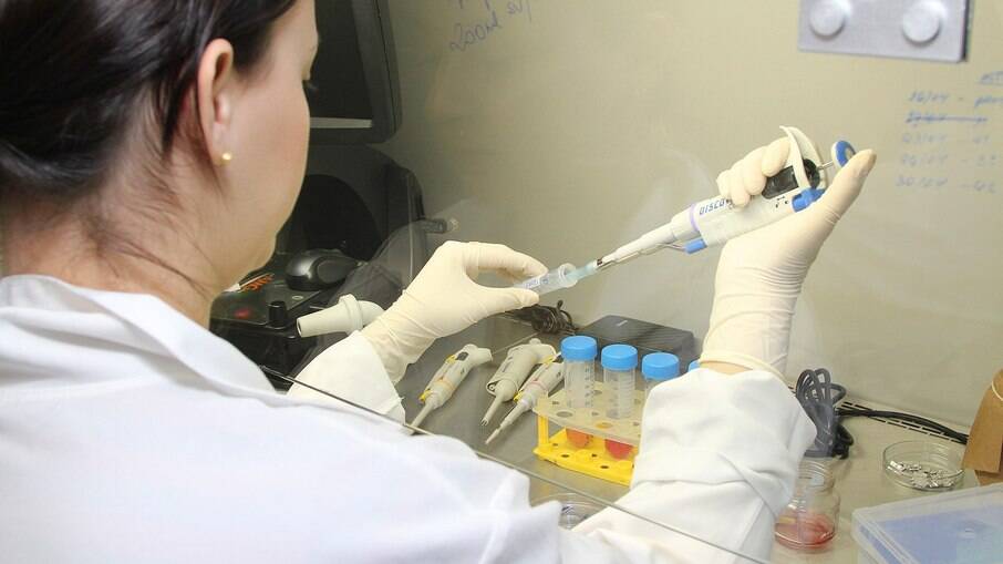 Um ano e meio após início da pandemia, Saúde lança programa de testagem em massa