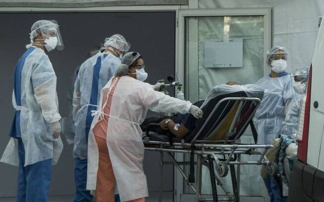 Paciente chega de maca para ser internado no hospital de campanha do Leblon