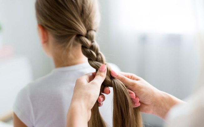 Conheça as causas da queda de cabelos em crianças