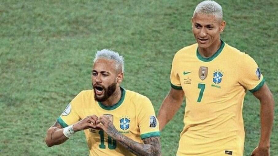 Richarlison é companheiro de ataque de Neymar na seleção brasileira
