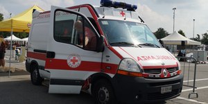 Mulher é hospitalizada após cair de triciclo elétrico em buraco