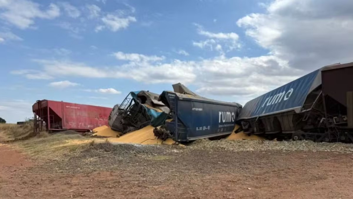Trem de carga bate em caminhão e tomba na linha férrea, em SP