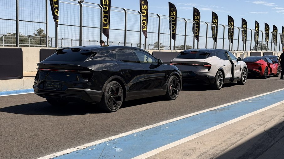 Lotus Eletre integra a nova fase elétrica da fabricante britânica, que passa a disputar também o mercado de SUVs de alto desempenho. Lotus Eletre integra a nova fase elétrica da fabricante britânica, que passa a disputar também o mercado de SUVs de alto desempenho.