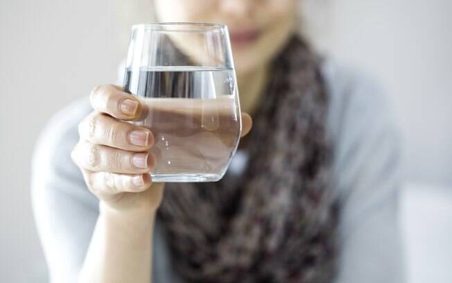 A água ajuda a limpar o organismo e a hidratar a pele, tanto por dentro quanto por fora
