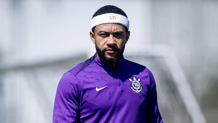 Memphis Depay publica vídeo passando por procedimento no joelho