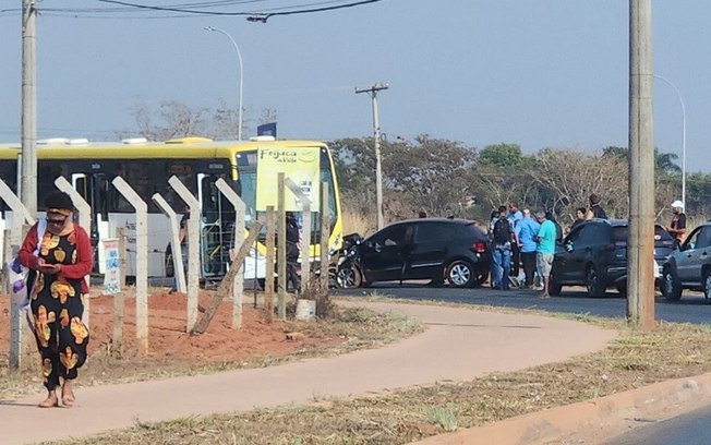 Acidente entre carro e ônibus trava entrada e saída do Altiplano Leste