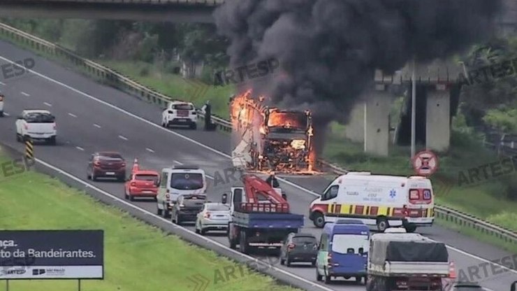 Ônibus com funcionários de Unesp da região pega fogo na rodovia dos Bandeirantes em Campinas