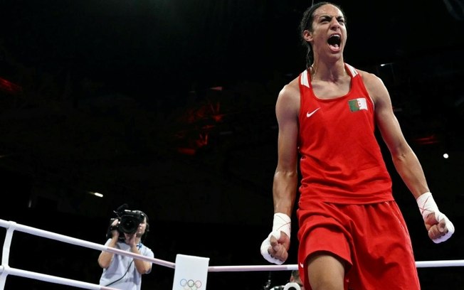 A boxeadora argelina Imane Khelif comemora a vitória no torneio olímpico dos Jogos de Paris A boxeadora argelina Imane Khelif comemora a vitória no torneio olímpico dos Jogos de Paris