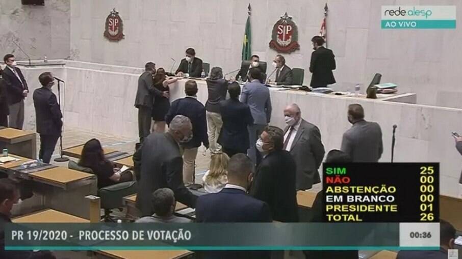 Deputado estadual Fernando Cury (Cidadania) coloca mão no seio de deputada estadual Isa Penna (PSOL) durante sessão na Alesp