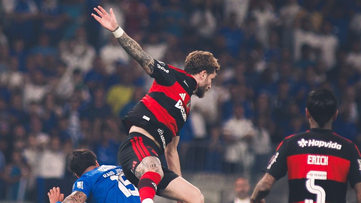 Cruzeiro x Fla tem expulsão ignorada e gol polêmico; veja lances