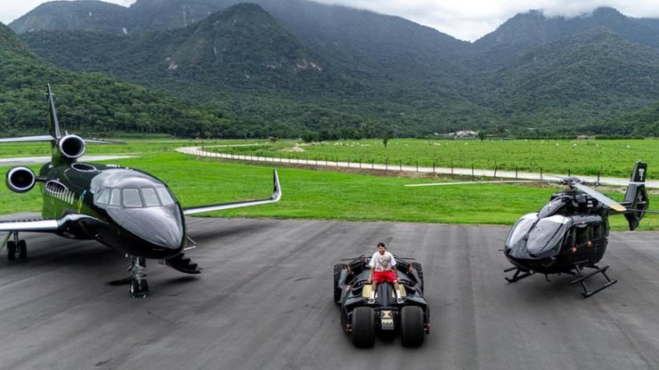 Neymar exibe frota de luxo com Batmóvel, helicóptero e jato