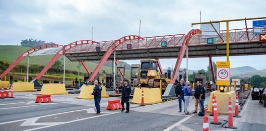 Rodovia com pedágio desativado tem pontes sobre rio Paraíba do Sul cheias de falhas