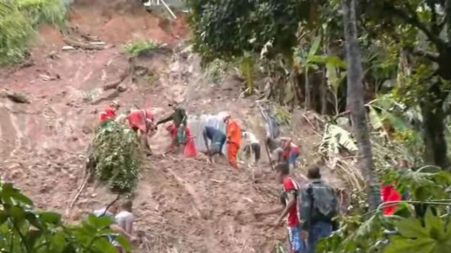 Equipes trabalham em deslizamento de terra em Recife, nesta sexta (!)