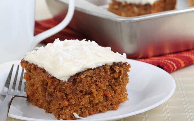 5 receitas práticas de bolo de cenoura com cobertura