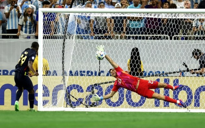 O goleiro argentino Emiliano Martínez defende pênalti cobrado pelo equatoriano Alan Minda na partida das quartas de final da Copa América, disputada em 4 de julho de 2024, em Houston, Texas