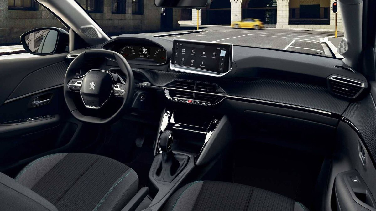 Peugeot 208 Style vem com bancos revestidos de tecido exclusivo, com detalhes azuis e tela de 10,3 polegadas 