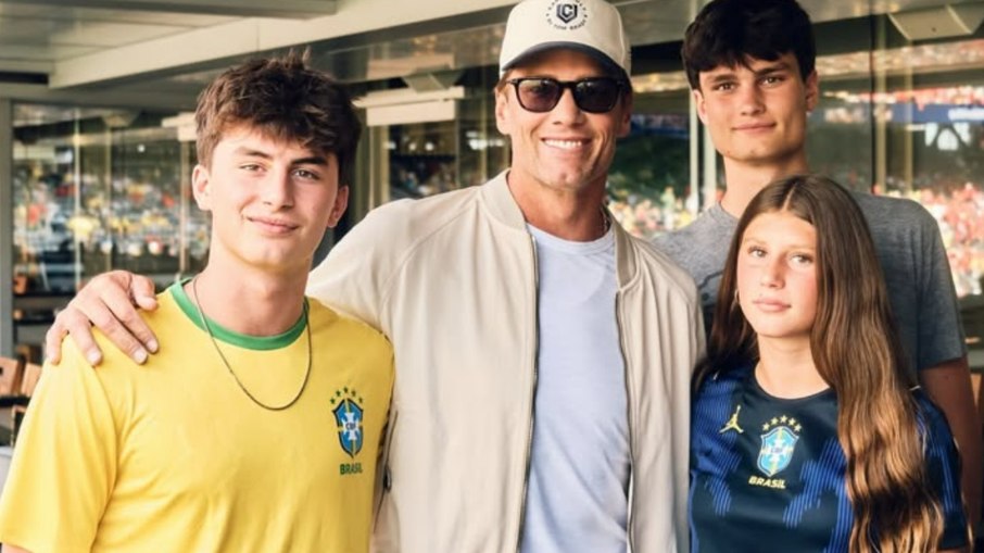 Tom Brady ao lado dos três filhos