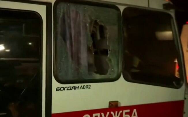 Ucranianos quebraram vidro de ônibus que transportava pessoas retiradas da China por causa do coronavírus