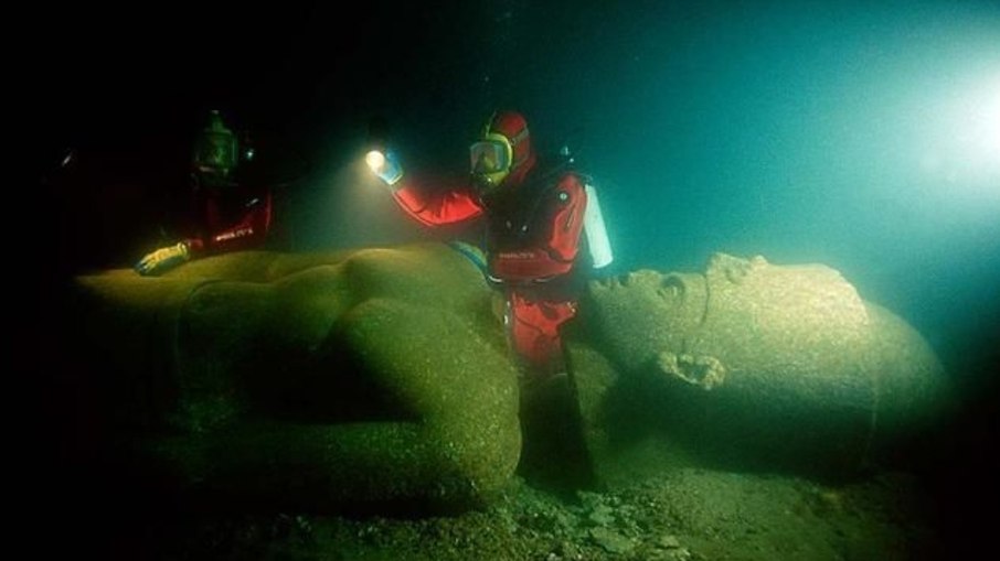 Uma das estátuas submersas Uma das estátuas submersas