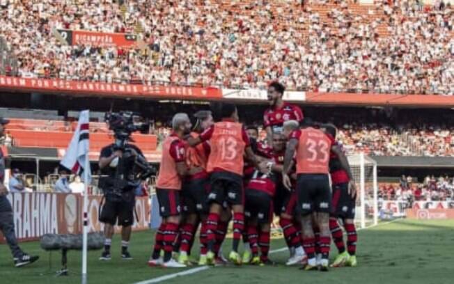 VÍDEO: Renato enche a bola dos jogadores do Flamengo após goleada sobre o São Paulo