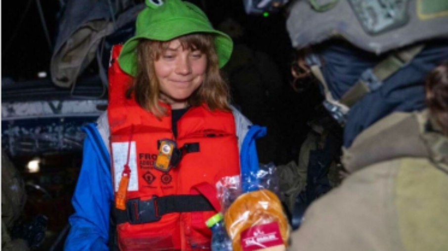 Greta Thunberg, ao receber um sanduíche de um soldado israelense Greta Thunberg, ao receber um sanduíche de um soldado israelense