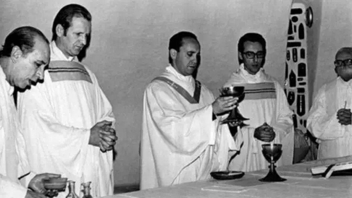 Papa Francisco foi ordenado sacerdote em 1969 Papa Francisco foi ordenado sacerdote em 1969
