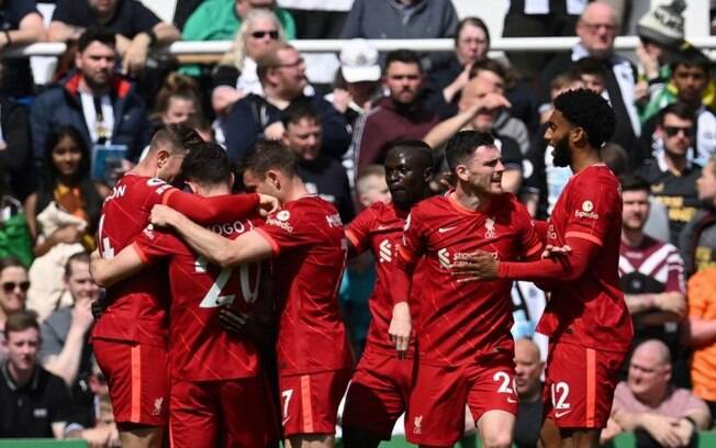 Liverpool vence o Newcastle fora de casa e assume a liderança da Premier League