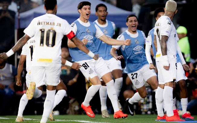 Camisa 10 do Santos conversa com torcedores vascaínos depois do triunfo no Brasileirão