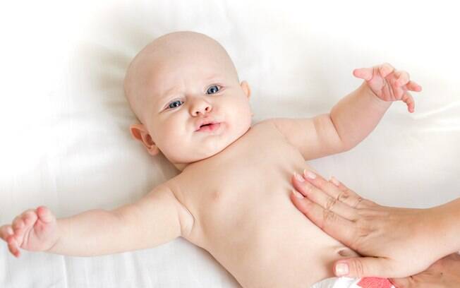 De acordo com pediatra, as cólicas no bebê  podem estar relacionadas à imaturidade intestinal ou ter causas emocionais
