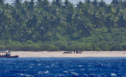 Marinheiros são resgatados em ilha após sinal na areia