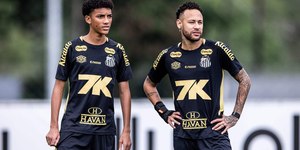 Neymar se irrita em treino do Santos e agride Robinho Jr.