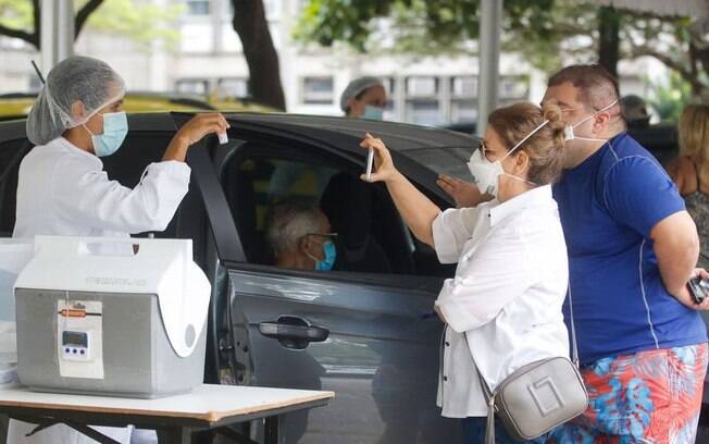 Pela primeira vez, Brasil vacina mais de um milhão de pessoas em 24h