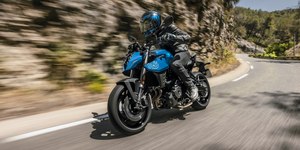 Painel TFT colorido da QJ Motor SRK 250 RS, exibindo informações como conta-giros, velocímetro e marcha.