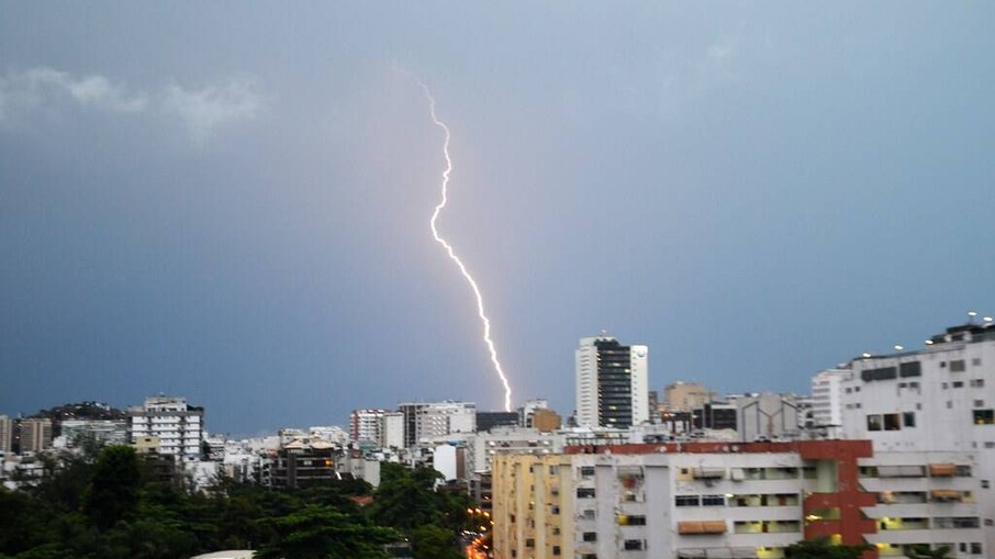 Defesa Civil também orienta a população a tomar precauções durante as tempestades