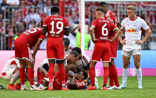 Jamal Musiala comemora após marcar o terceiro gol do Bayern de Munique contra o RB Leipzig. Jamal Musiala comemora após marcar o terceiro gol do Bayern de Munique contra o RB Leipzig.