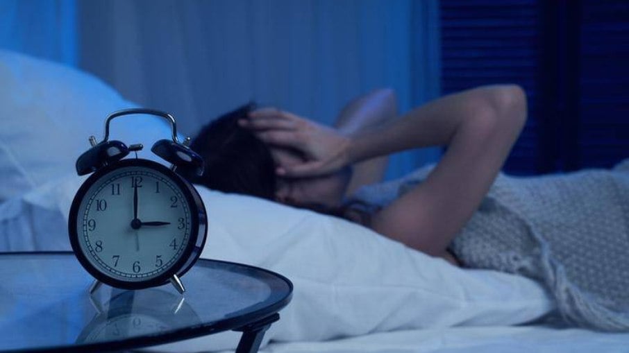 Se não dormir, não flerte: noite em claro faz jovens acharem outras pessoas feias, diz estudo