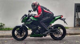 Kawasaki Z300 mostra que tamanho não é documento. Gabriel Marazzi avalia a moto