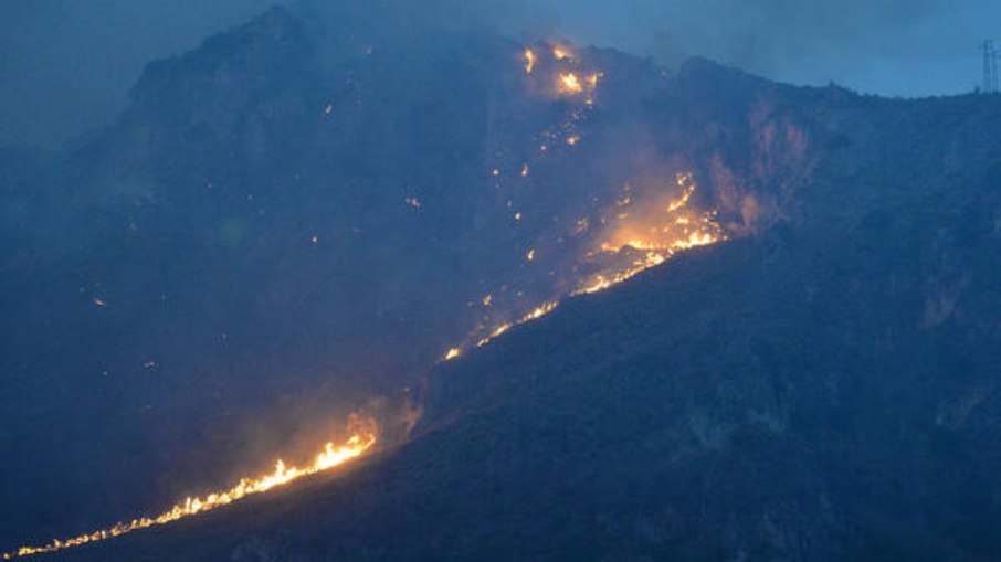 Reigão da Sicília, na Itália, enfrenta uma série de incêndios causados por onda de calor