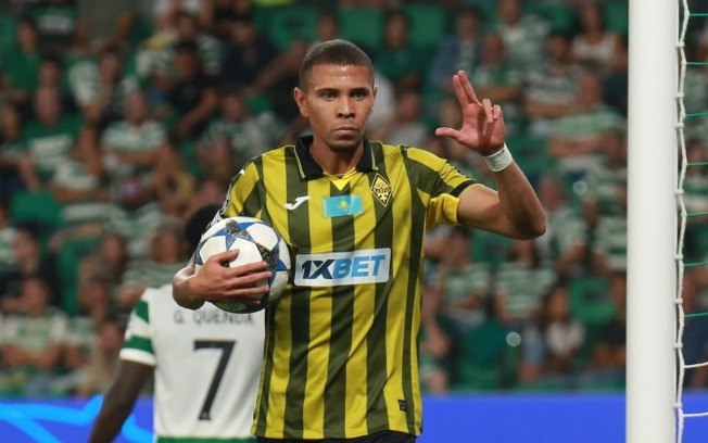 Brasileiro Edmilson, autor do gol da estreia do Kairat na Champions League