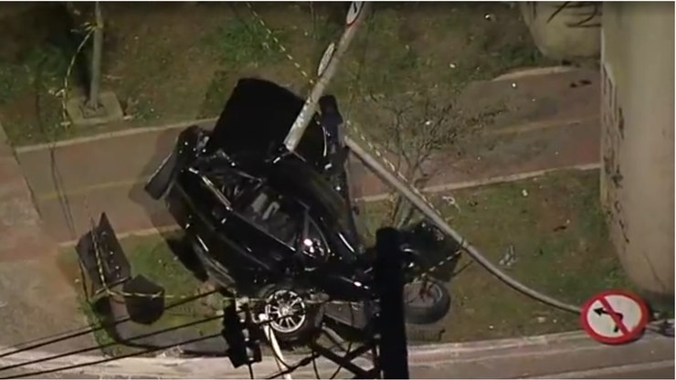 Carro "dobra" em poste após batida em suposto racha em São Paulo