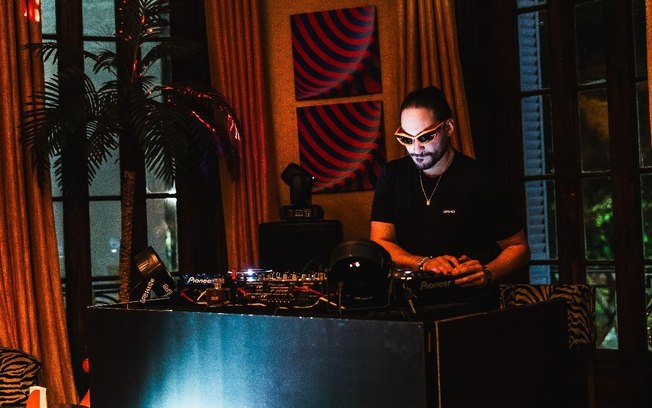 Desfile de Walério Araújo tem trilha de DJ Fábio Lopes