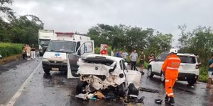 Acidente entre três carros e carreta mata mãe e criança na BR-153