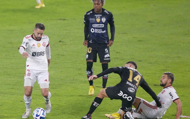 Com protestos, Flamengo desembarca após derrota para Del Valle